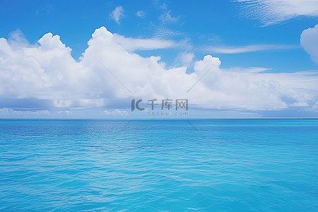 蓝色的海洋背景图片_蓝色的海洋有很多云