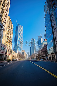 漓江三星船背景图片_一条空荡荡的城市街道中间，有建筑物