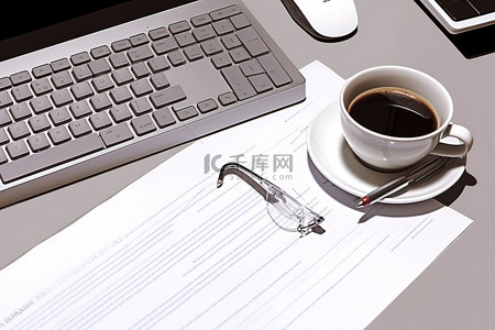 一张桌子，三张纸，一个杯子，一个电脑键盘和鼠标