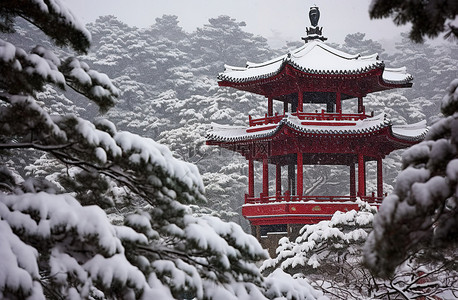 一座红色的宝塔坐落在雪中的森林顶上