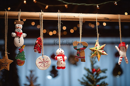 圣诞背景图片_装饰品挂在晾衣绳上