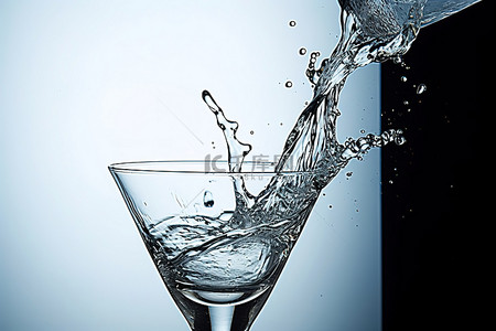 将杯背景图片_将一个空水杯倒入另一杯水中
