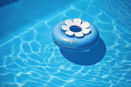 夏天漂浮在蓝色游泳池上