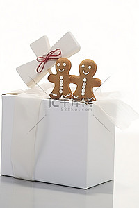 姜饼人装在一个扁平的盒子里，盒子上有一个带标志的白色盒子