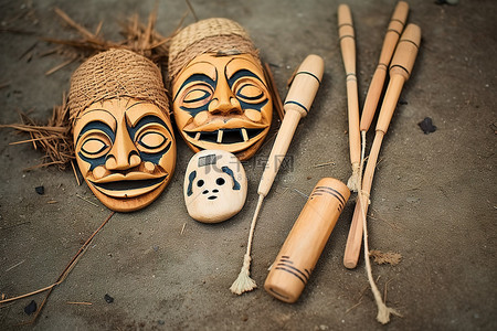 地上的面具和木棍