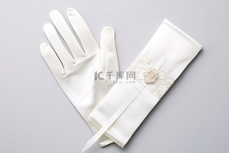 带丝带的白色缎面婚礼手套
