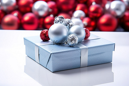 红色礼物盒背景背景图片_一个礼物盒被红色和银色的球包围