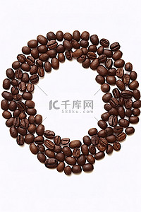 咖啡背景图片_咖啡豆制成圆形，隔离在白色背景上