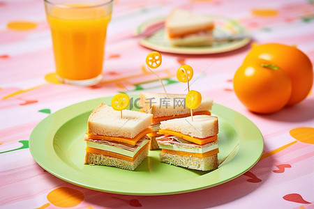盘子里的橙汁三明治，上面有橙子和香蕉片