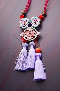 红色的中国结背景图片_一种带有红色链条和流苏的中国传统结饰