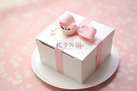 蛋糕盒子背景图片_白色盒子里的白色蛋糕，上面系着粉红丝带
