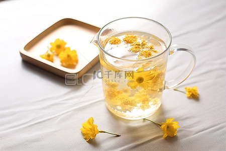 一杯黄茶，里面有花
