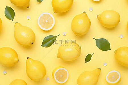 黄色背景中的柠檬和梨