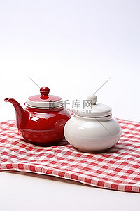 红白洗碗巾上的两个陶瓷香料和盐容器
