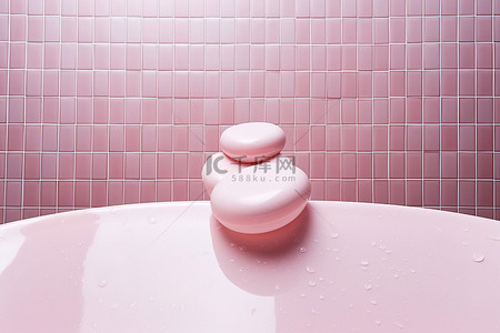 马桶浴室背景图片_马桶座圈马赛克上的瓷砖粉红色肥皂