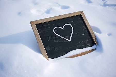 我爱你爱我背景图片_深灰板，上面写着“我在雪地里爱你”