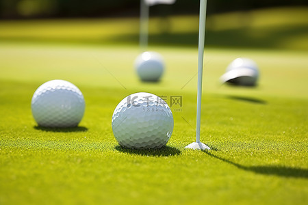球赛背景图片_高尔夫果岭上的一推三顶蒙古包，带有白色高尔夫球