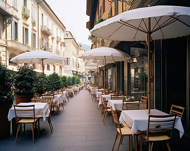小街上有一家带桌子和遮阳伞的户外咖啡馆