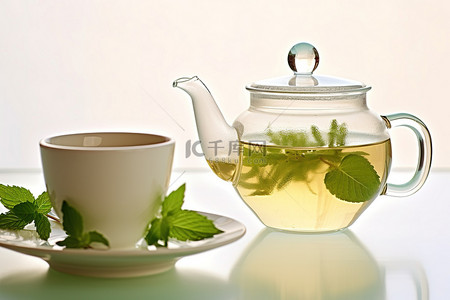 绿茶，薄荷叶和茶壶玻璃