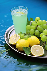 葡萄背景图片_蓝色盘子里盛着葡萄和柠檬的拼盘