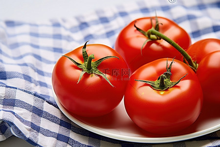 三个西红柿用白色和蓝色的洗碗布切成两半