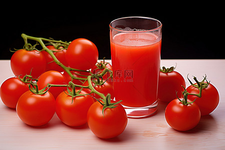 入驻小红书背景图片_一杯果汁和水果旁边的红番茄