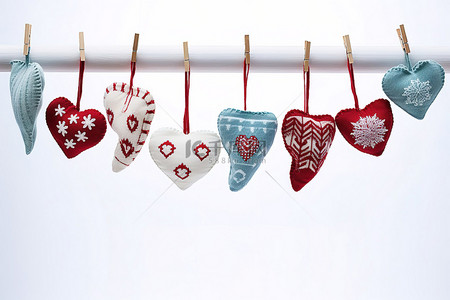 悬挂的心形装饰品展示了一些丝袜和一些心形