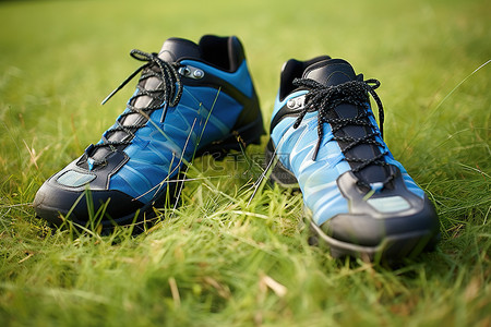 草地上的一双徒步旅行或背包运动鞋