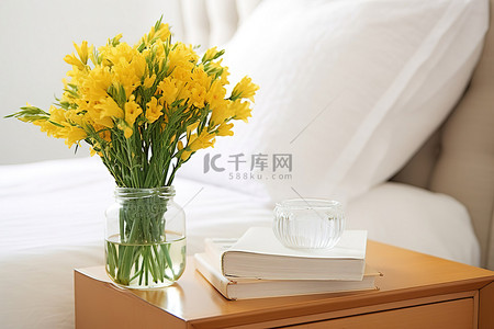 桌子背景图片_卧室桌子上放着一个玻璃花瓶，上面放着鲜花