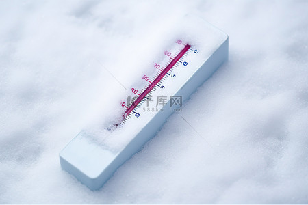 雪上上的脚印背景图片_雪上的红色温度计表明冬天很冷