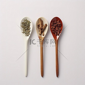枸杞背景图片_两个勺子上有各种不同的混合根和草药