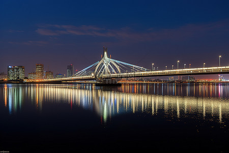 水桥城市背景图片_城市的灯光和倒映的水