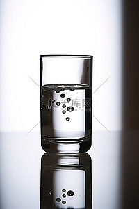 地板背景图片_放在地板上的玻璃杯中的水