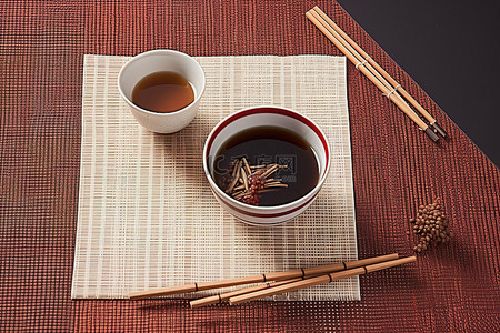 红筷子旁边放着一杯姜汤
