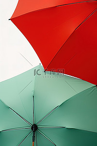 两把彩色雨伞，一只手拿着风
