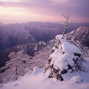 高原山附近的雪山顶视图