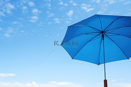 打开蓝色的雨伞，映衬着蓝天