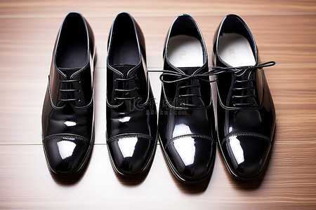 黑色的鞋子背景图片_两双并排的黑色鞋子