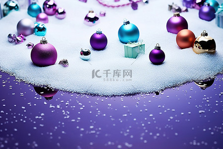 雪上上的脚印背景图片_雪上微型彩色圣诞装饰品