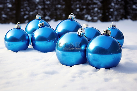 圣诞雪背景图片_雪中​​的蓝色圣诞球