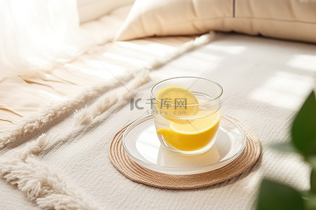 暴打柠檬茶背景图片_健康的热茶或冷茶，毯子上加柠檬