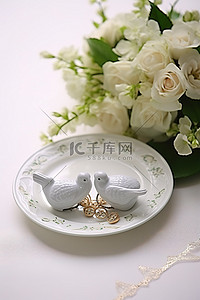 珠宝背景图片_桌上的婚礼珠宝，上面有鸟和绿叶