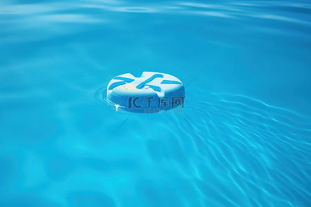 浮背景图片_带有快乐字母的浮池在水中 照片 带有快乐字母的浮池在水中