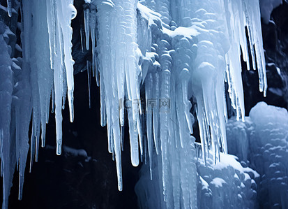 冬天背景图片_冰柱挂在山腰上