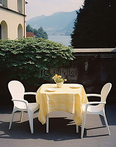 芭蕉叶盆栽背景图片_白色的椅子上有白色的桌布