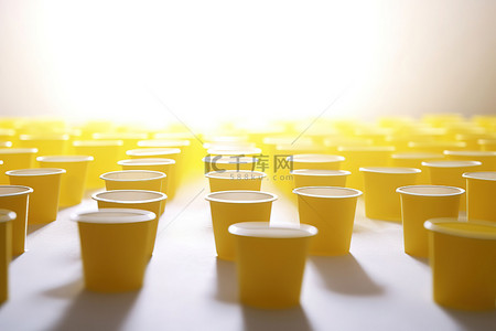 一组纸杯排列，中间只有一个黄色杯子