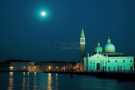 夜景背景图片_一座挂着灯笼的教堂，月亮照在水面上