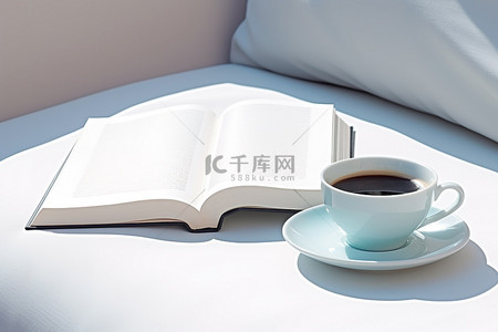 该图片显示了两本书一杯咖啡和一本打开的书
