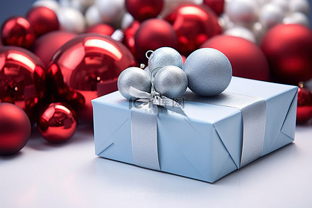 红色礼物盒背景背景图片_一个礼物盒被红色和银色的球包围