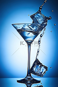 马提尼酒，水倒入装有冰块的马提尼酒杯中